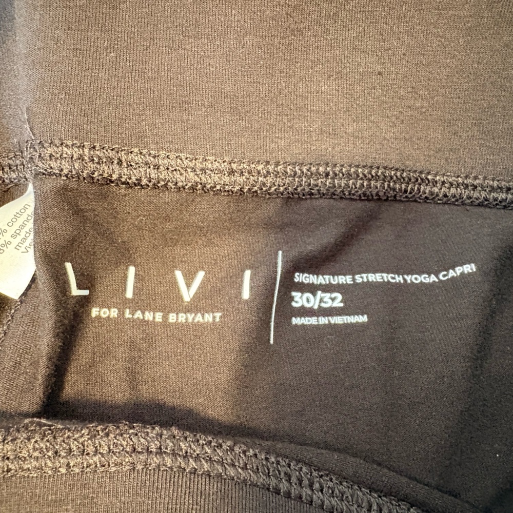 Lane Bryant Black LIVI Signature Stretch Yoga Capri - Picture 3 of 3